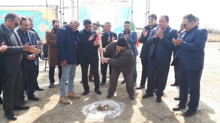 کلنگ احداث نیروگاه خورشیدی ۳/۵ مگاواتی با حضور قاضیپور